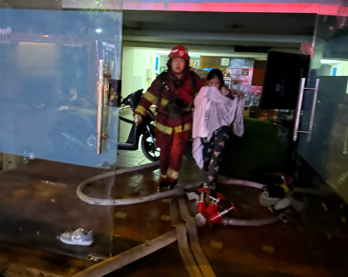 Bắt giữ nghi phạm phóng hỏa đốt nhà nghỉ 8 tầng tại phường Hà Đông đêm qua - ảnh 2