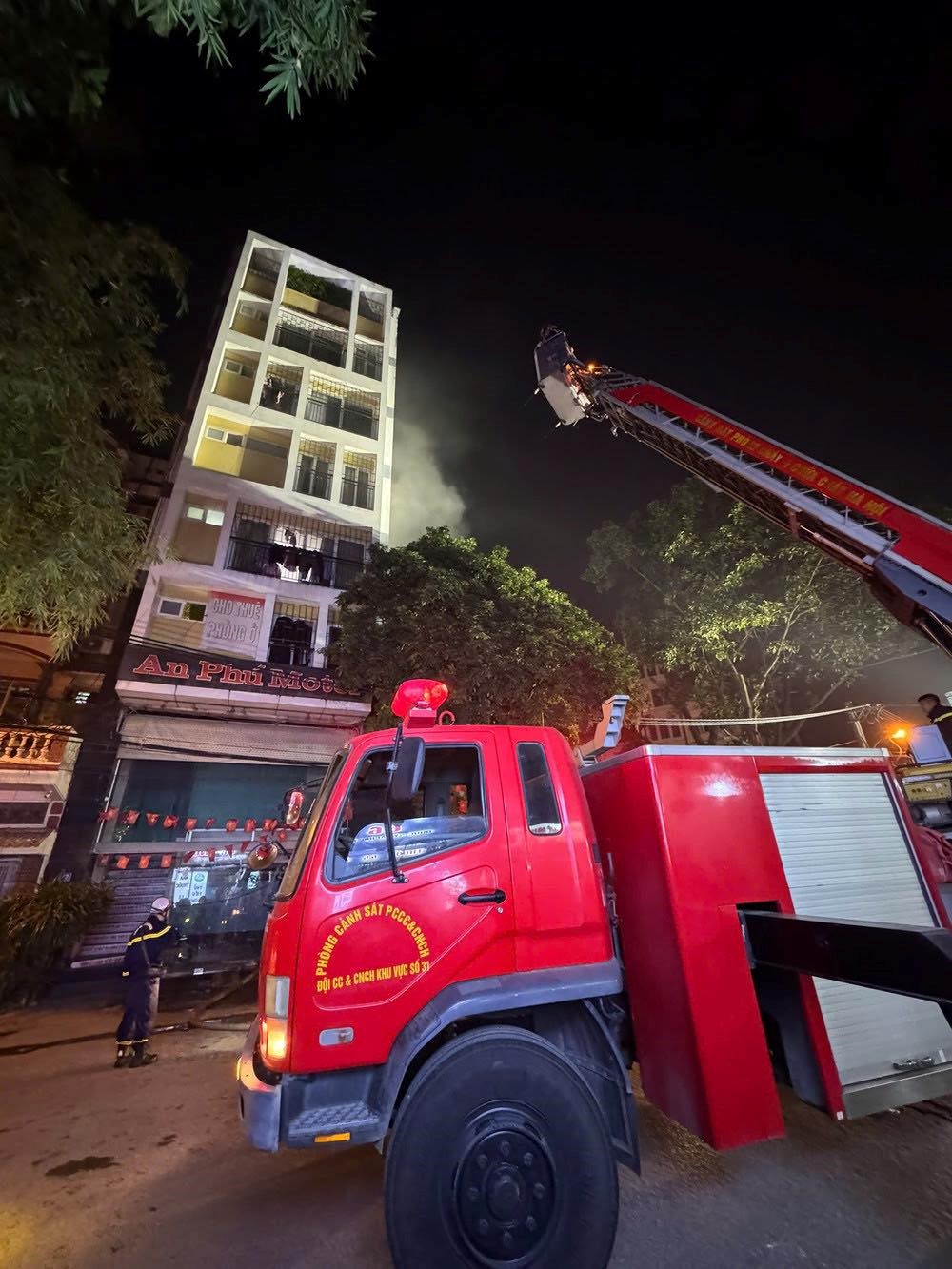 Bắt giữ nghi phạm phóng hỏa đốt nhà nghỉ 8 tầng tại phường Hà Đông đêm qua - ảnh 1