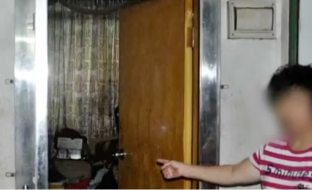 Đột kích, tịch thu khẩn cấp hơn 30 tỷ tiền mặt nằm rải rác khắp tầng 2 của một tiệm tạp hóa - ảnh 2