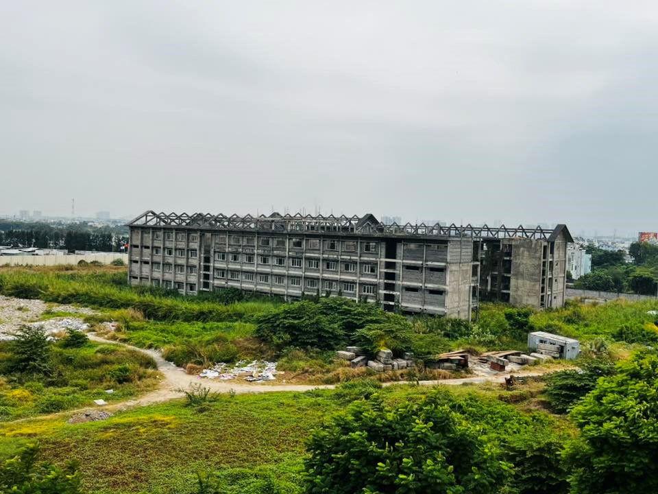 Ngôi trường 114 tỷ đồng bị bỏ hoang suốt 8 năm: Cỏ mọc um tùm, xi măng chất đống lối đi, phòng học bị vẽ bậy bằng hình thù dị dạng - ảnh 1