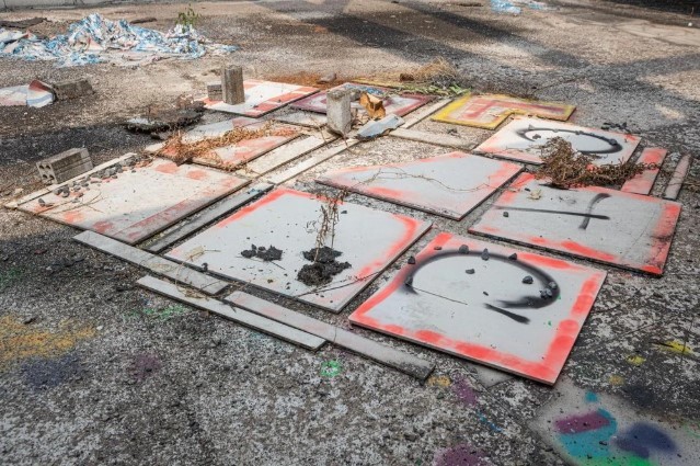 Ngôi trường 114 tỷ đồng bị bỏ hoang suốt 8 năm: Cỏ mọc um tùm, xi măng chất đống lối đi, phòng học bị vẽ bậy bằng hình thù dị dạng - ảnh 4