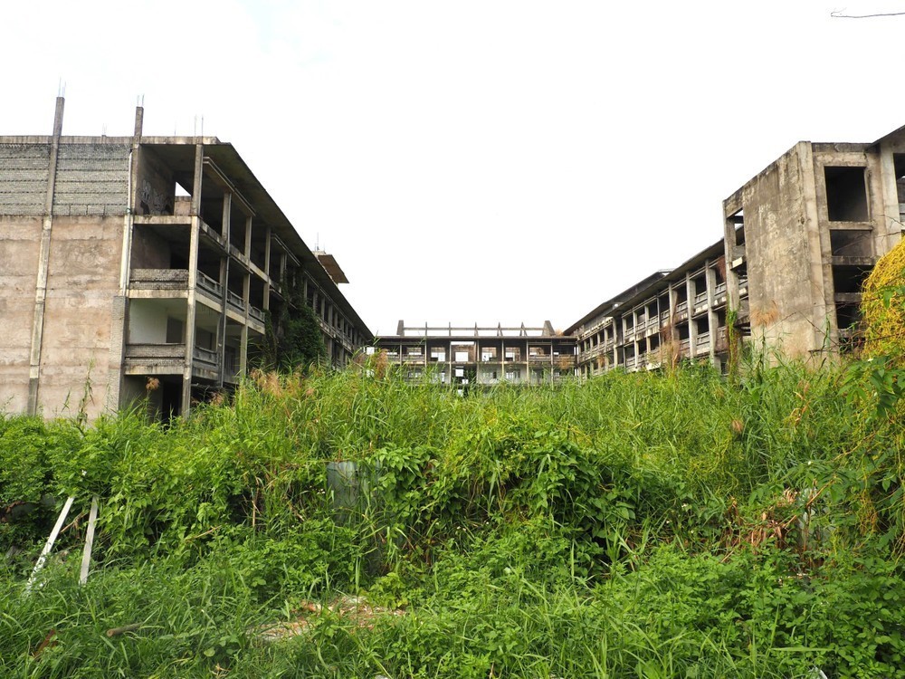 Ngôi trường 114 tỷ đồng bị bỏ hoang suốt 8 năm: Cỏ mọc um tùm, xi măng chất đống lối đi, phòng học bị vẽ bậy bằng hình thù dị dạng - ảnh 5