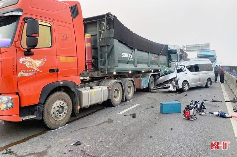 Tai nạn nghiêm trọng trên cao tốc tại Thanh Hóa khiến 10 người thương vong: Xe khách chở đại diện nhà gái ra Hưng Yên gặp mặt nhà trai - ảnh 1