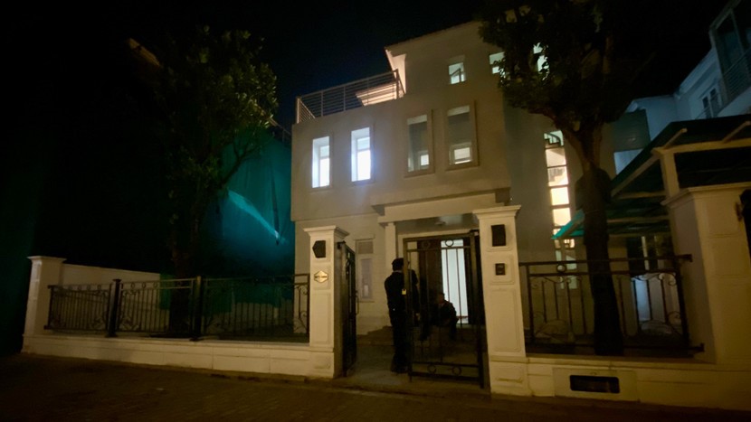 Đột kích một căn biệt thự tại Hà Nội, công an thu giữ 17 máy tính xách tay, 14 máy tính bảng cùng 25 điện thoại di động - ảnh 1