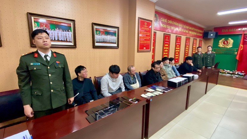 Đột kích một căn biệt thự tại Hà Nội, công an thu giữ 17 máy tính xách tay, 14 máy tính bảng cùng 25 điện thoại di động - ảnh 2