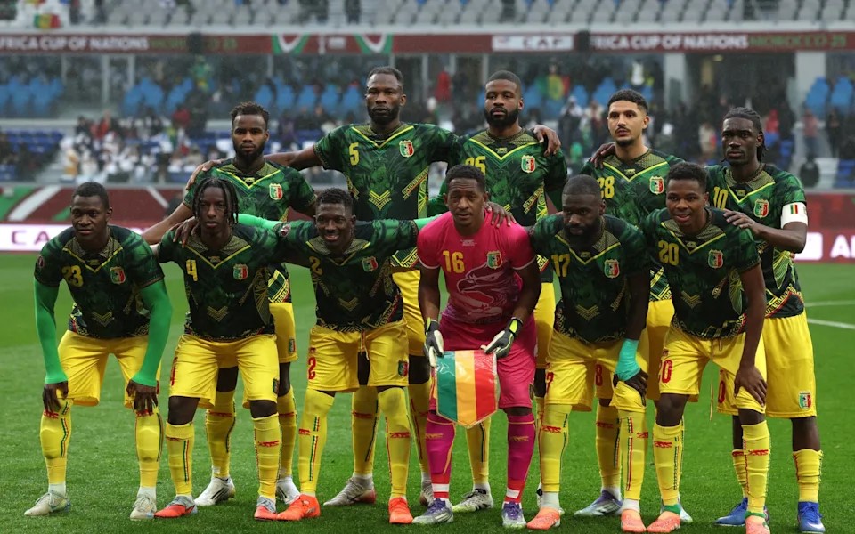 Bắt thầy bói hứa giúp đội tuyển bóng đá quốc gia vô địch châu lục - ảnh 1