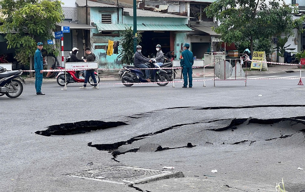 Mặt đường bất ngờ ‘gãy đôi’ - ảnh 2