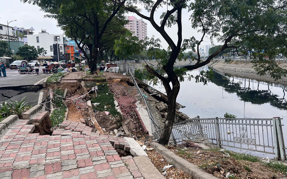 Mặt đường bất ngờ ‘gãy đôi’ - ảnh 1