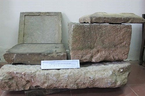 Đang đào đất làm gạch, người dân Bắc Ninh phát hiện bảo vật 1.400 năm tuổi còn nguyên chữ khắc - ảnh 2