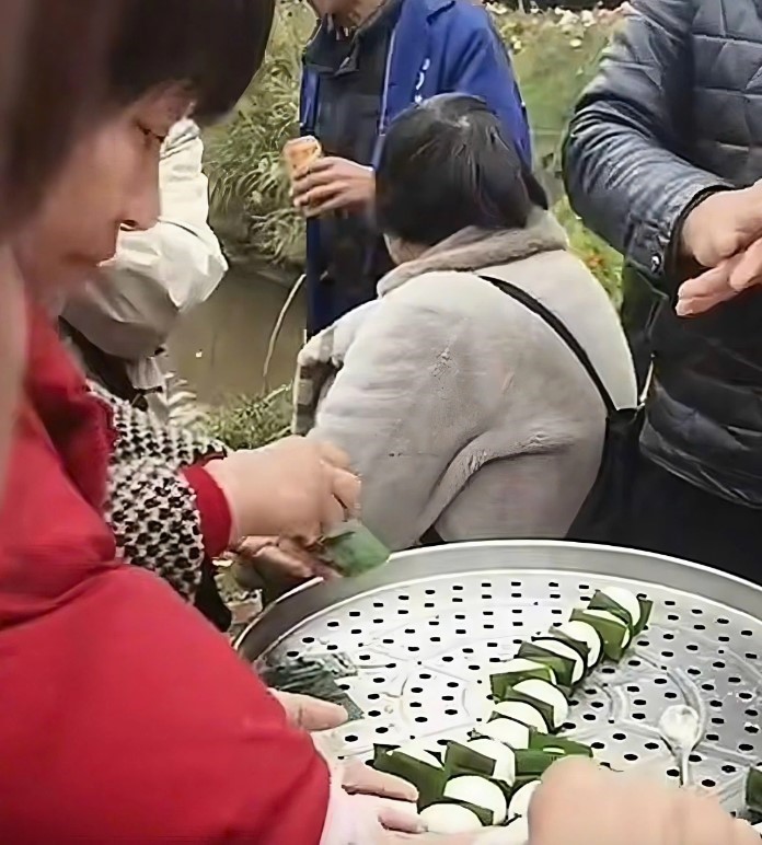 Chàng trai 29 tuổi mổ lợn, gói 10.000 bánh lá mời 4.000 người lạ ăn Tết - ảnh 1