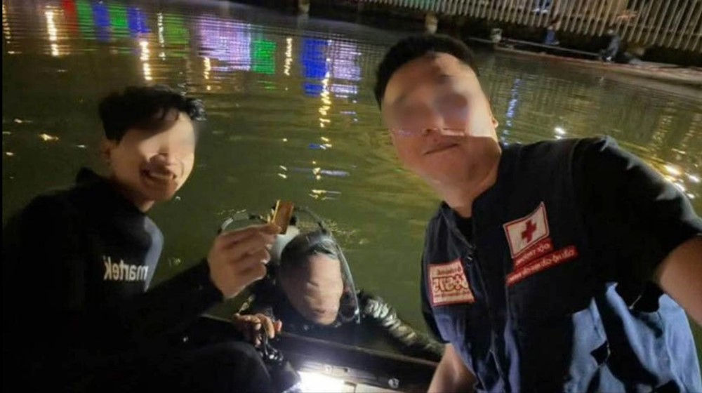 Đang đi dạo quanh khu vực cầu gỗ lim, người phụ nữ đánh rơi 2 cây vàng xuống sông - ảnh 2