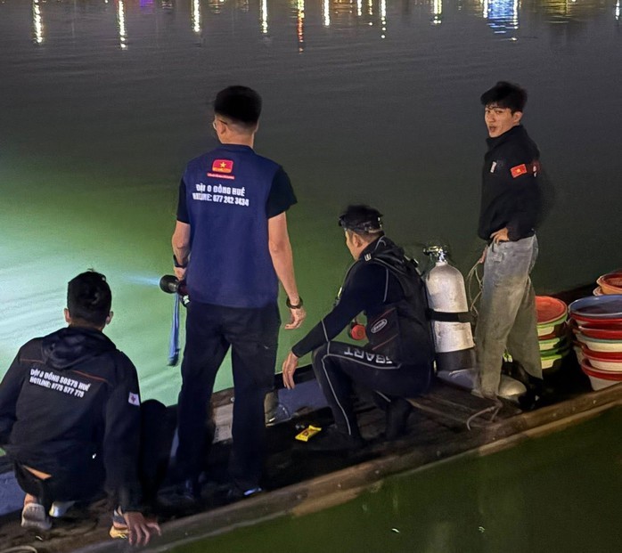 Đang đi dạo quanh khu vực cầu gỗ lim, người phụ nữ đánh rơi 2 cây vàng xuống sông - ảnh 1