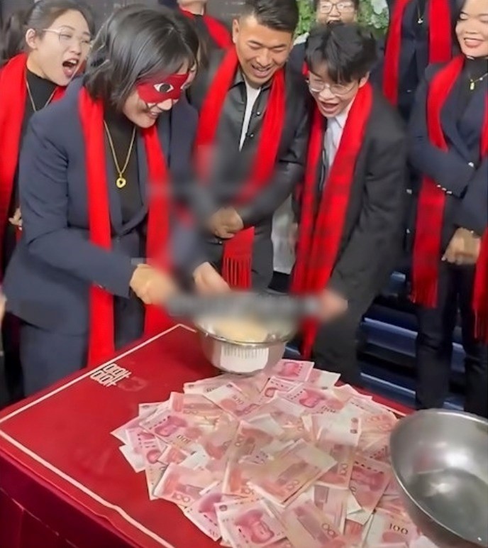 Ông chủ tiệm vàng 21 tuổi phát tiền và vàng cho nhân viên ngay tại tiệc tất niên, có người nhận tới 1 tỷ đồng - ảnh 1