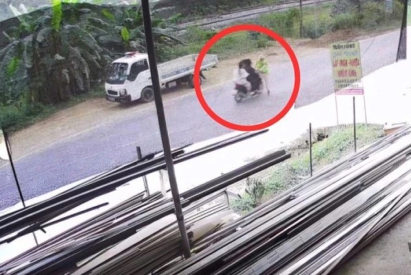 CSGT bị xe máy kẹp 3 tông gãy xương đùi và xương chậu  - ảnh 1