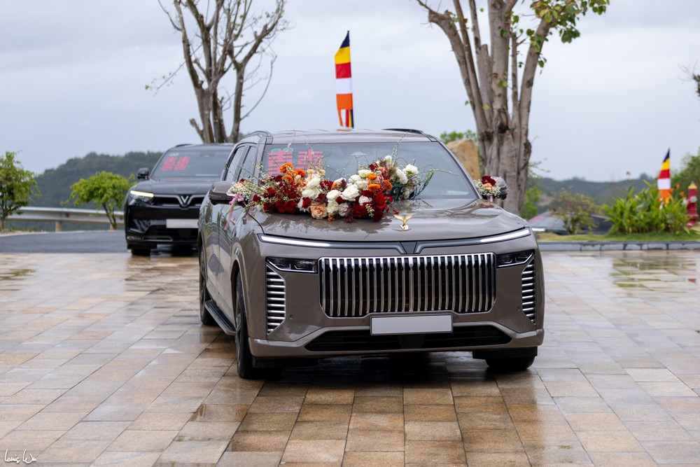 Hé lộ chiếc xe rước dâu ‘độc nhất vô nhị’ mà con trai tỷ phú Phạm Nhật Vượng cầm lái trong ngày trọng đại - ảnh 5