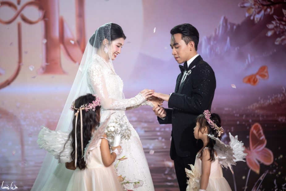 Hé lộ chiếc xe rước dâu ‘độc nhất vô nhị’ mà con trai tỷ phú Phạm Nhật Vượng cầm lái trong ngày trọng đại - ảnh 7