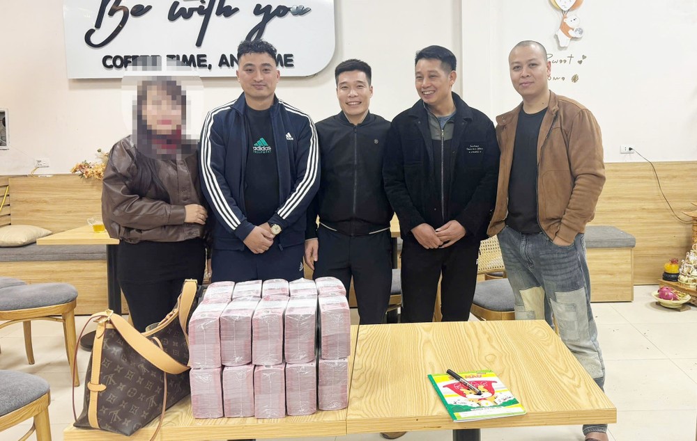 Đang đi ăn tất niên, 3 người đàn ông phát hiện bao tải chứa 1 tỷ đồng ở ven đường - ảnh 1