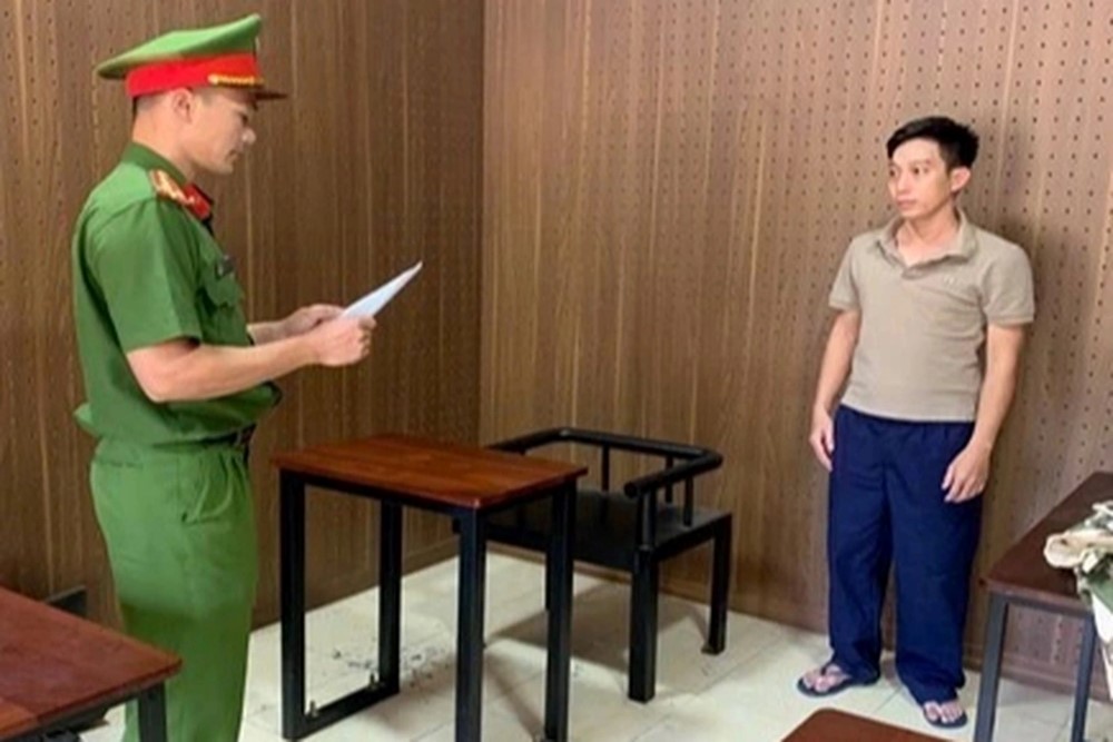 Khởi tố, tạm giam nhân viên ngân hàng sinh năm 1992 - ảnh 1