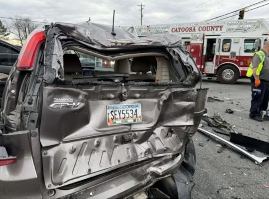 Bắt giữ cụ bà 83 tuổi lái xe đâm hàng loạt ô tô đang dừng đèn đỏ - ảnh 2