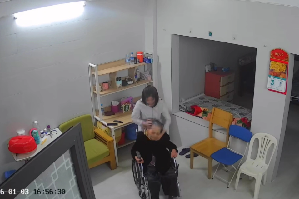Nữ giúp việc thừa nhận đã nhiều lần tát vào mặt, bóp cổ và kéo lê cụ bà 82 tuổi - ảnh 1