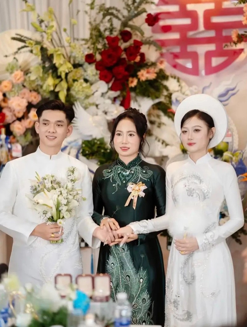 Cô gái Việt lấy chồng Campuchia, nhận quà cưới 35 tỷ và hoa cưới 300 triệu đồng, chú rể được bố vợ tặng siêu xe đi uống cà phê - ảnh 5