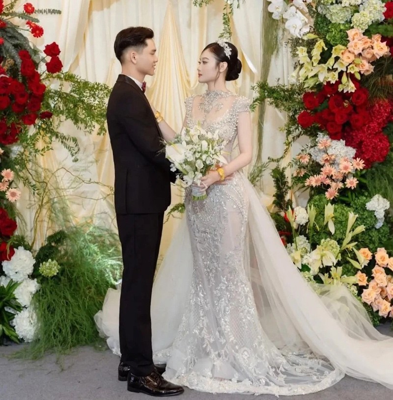 Cô gái Việt lấy chồng Campuchia, nhận quà cưới 35 tỷ và hoa cưới 300 triệu đồng, chú rể được bố vợ tặng siêu xe đi uống cà phê - ảnh 1