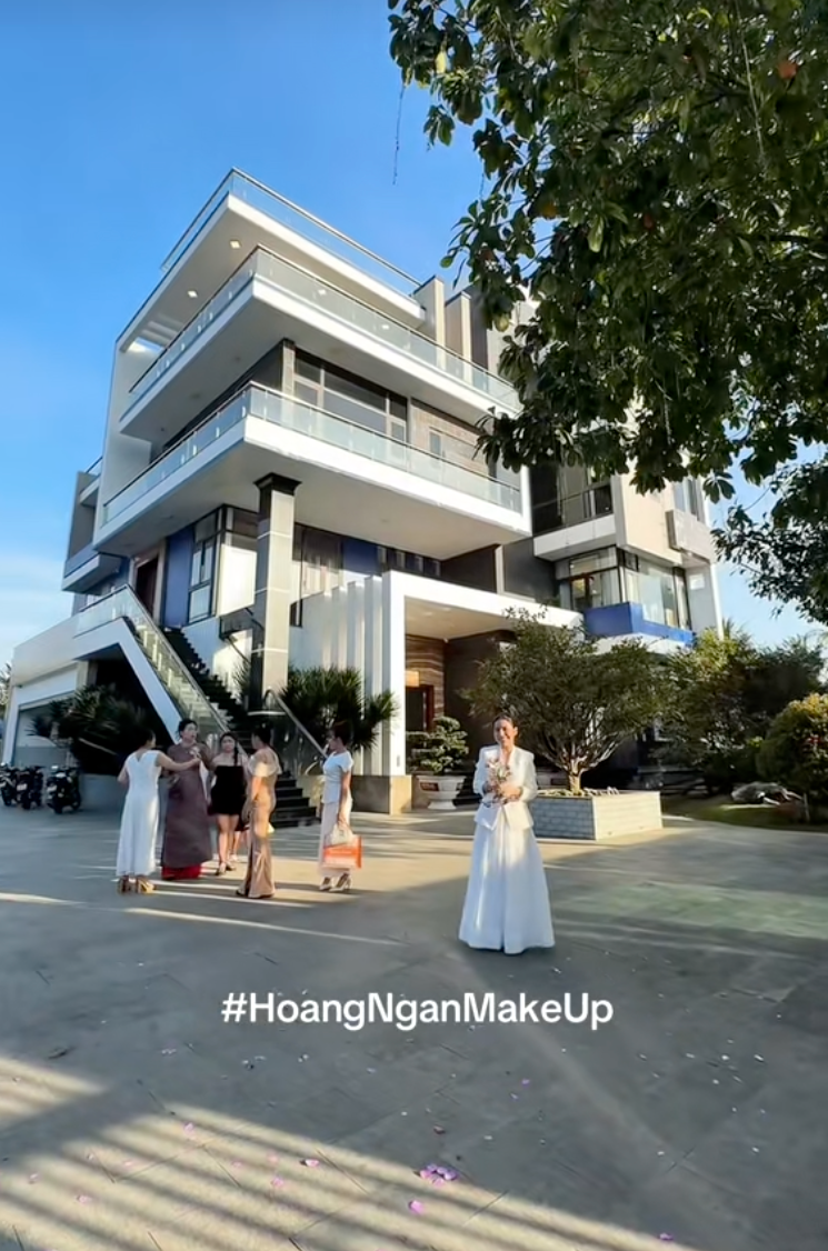 Cô gái Việt lấy chồng Campuchia, nhận quà cưới 35 tỷ và hoa cưới 300 triệu đồng, chú rể được bố vợ tặng siêu xe đi uống cà phê - ảnh 4