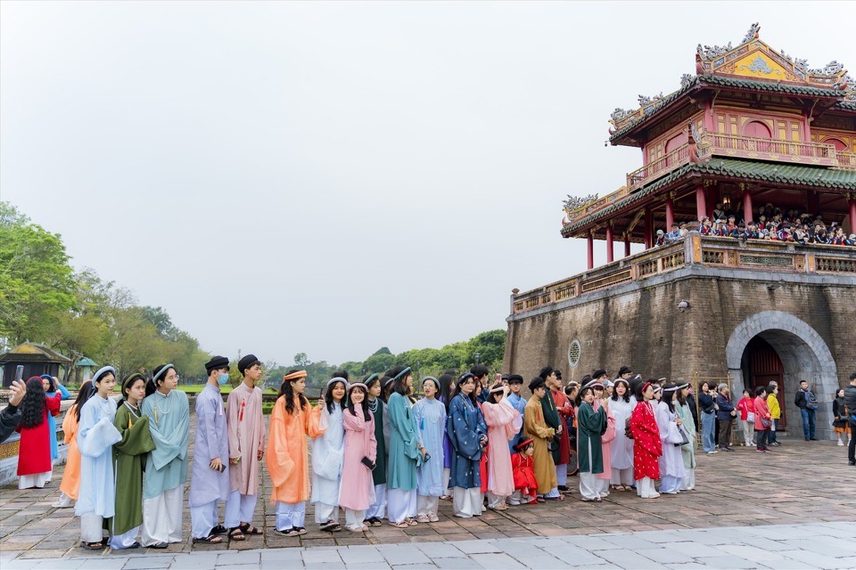 Huế thu h&uacute;t đ&ocirc;ng đảo du kh&aacute;ch tới tham quan c&aacute;c di t&iacute;ch lịch sử như Đại nội Huế, lăng tẩm vua Minh Mạng, Khải Định, Tự Đức, s&ocirc;ng Hương, n&uacute;i Ngự B&igrave;nh, ch&ugrave;a Thi&ecirc;n Mụ trong dịp lễ 30.4 - 1.5. Ảnh: Quảng An