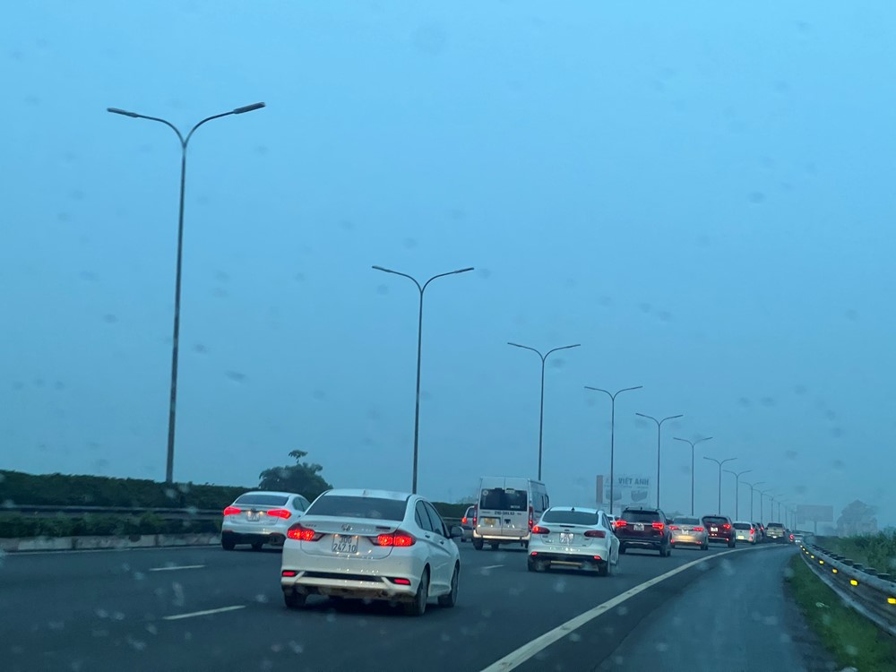 Tắc đường nghiêm trọng tại các cửa ngõ Hà Nội sáng 30/4, giao thông hỗn loạn từ 5h sáng - ảnh 3