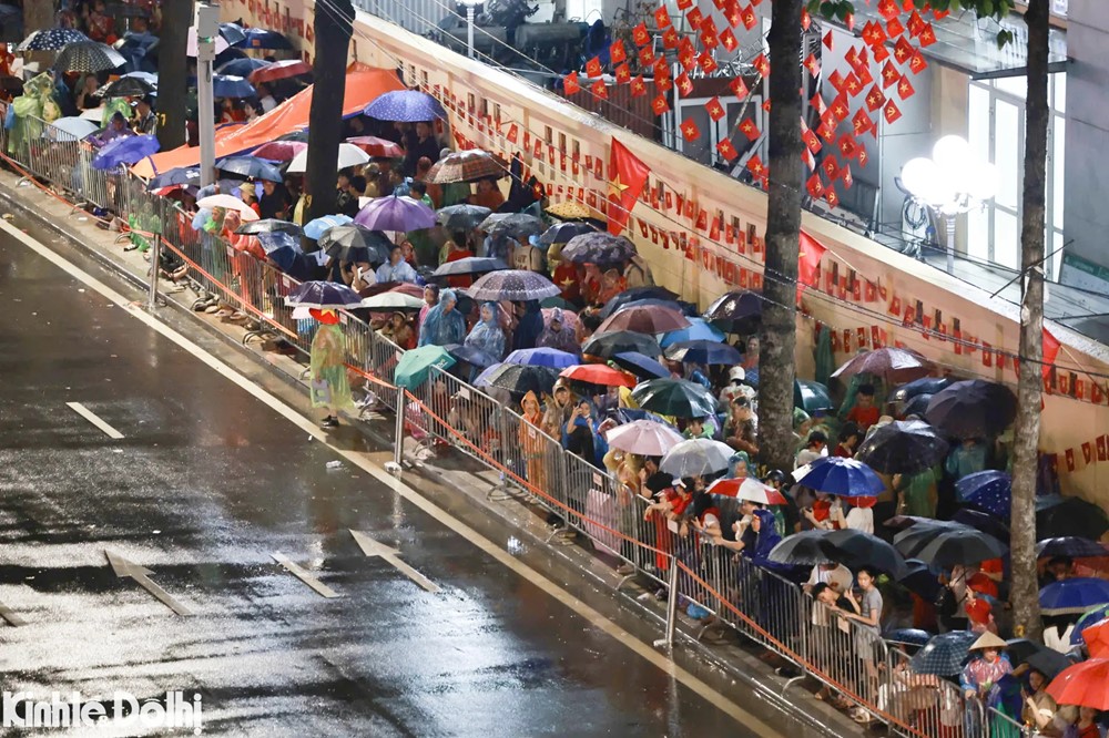 Hình ảnh 6 Bất chấp mưa gió, biển người xếp hàng, sẵn sàng thức xuyên đêm chờ tổng duyệt diễu binh, diễu hành A80 - ảnh 6