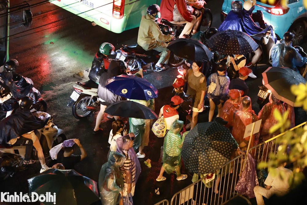 Hình ảnh 8 Bất chấp mưa gió, biển người xếp hàng, sẵn sàng thức xuyên đêm chờ tổng duyệt diễu binh, diễu hành A80 - ảnh 8