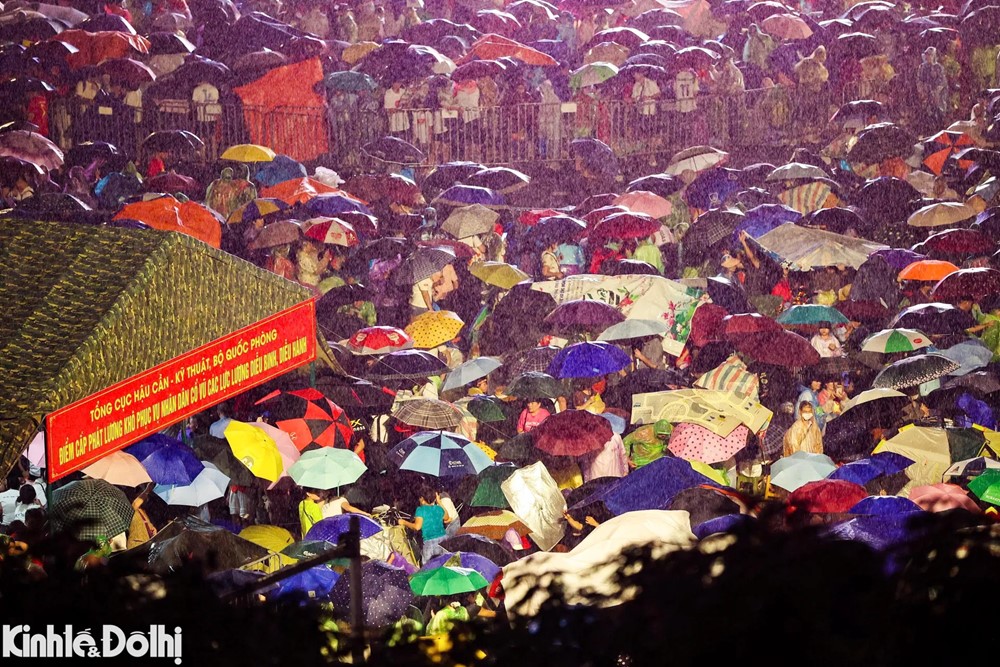 Hình ảnh 11 Bất chấp mưa gió, biển người xếp hàng, sẵn sàng thức xuyên đêm chờ tổng duyệt diễu binh, diễu hành A80 - ảnh 11