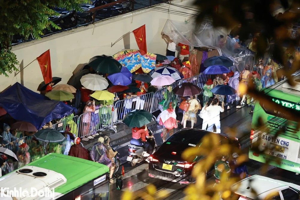 Hình ảnh 12 Bất chấp mưa gió, biển người xếp hàng, sẵn sàng thức xuyên đêm chờ tổng duyệt diễu binh, diễu hành A80 - ảnh 12