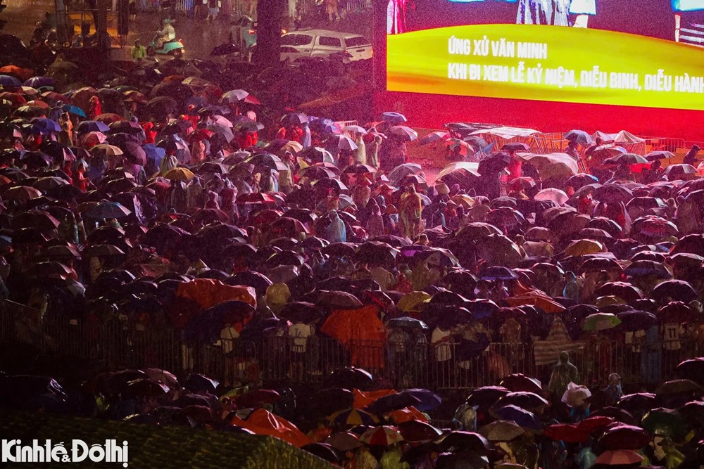 Hình ảnh 13 Bất chấp mưa gió, biển người xếp hàng, sẵn sàng thức xuyên đêm chờ tổng duyệt diễu binh, diễu hành A80 - ảnh 13