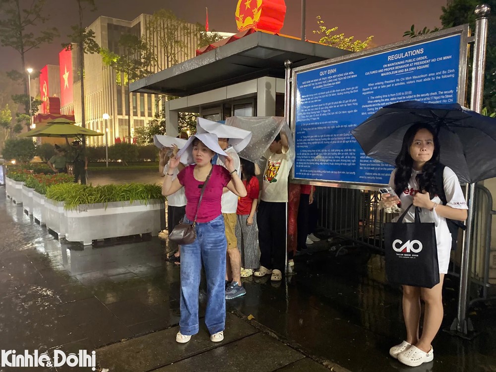 Hình ảnh 14 Bất chấp mưa gió, biển người xếp hàng, sẵn sàng thức xuyên đêm chờ tổng duyệt diễu binh, diễu hành A80 - ảnh 14