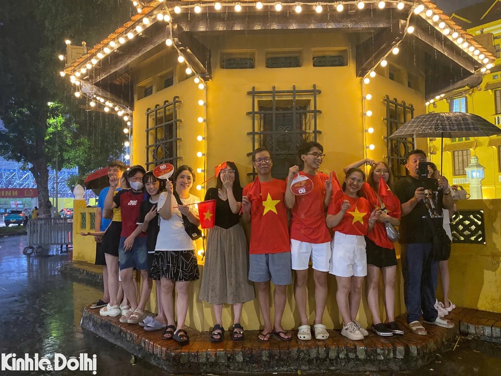 Hình ảnh 15 Bất chấp mưa gió, biển người xếp hàng, sẵn sàng thức xuyên đêm chờ tổng duyệt diễu binh, diễu hành A80 - ảnh 15