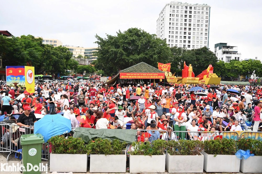 Hình ảnh 1 Bất chấp mưa gió, biển người xếp hàng, sẵn sàng thức xuyên đêm chờ tổng duyệt diễu binh, diễu hành A80 - ảnh 1