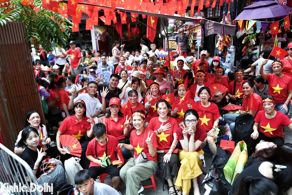 Hình ảnh 2 Bất chấp mưa gió, biển người xếp hàng, sẵn sàng thức xuyên đêm chờ tổng duyệt diễu binh, diễu hành A80 - ảnh 2