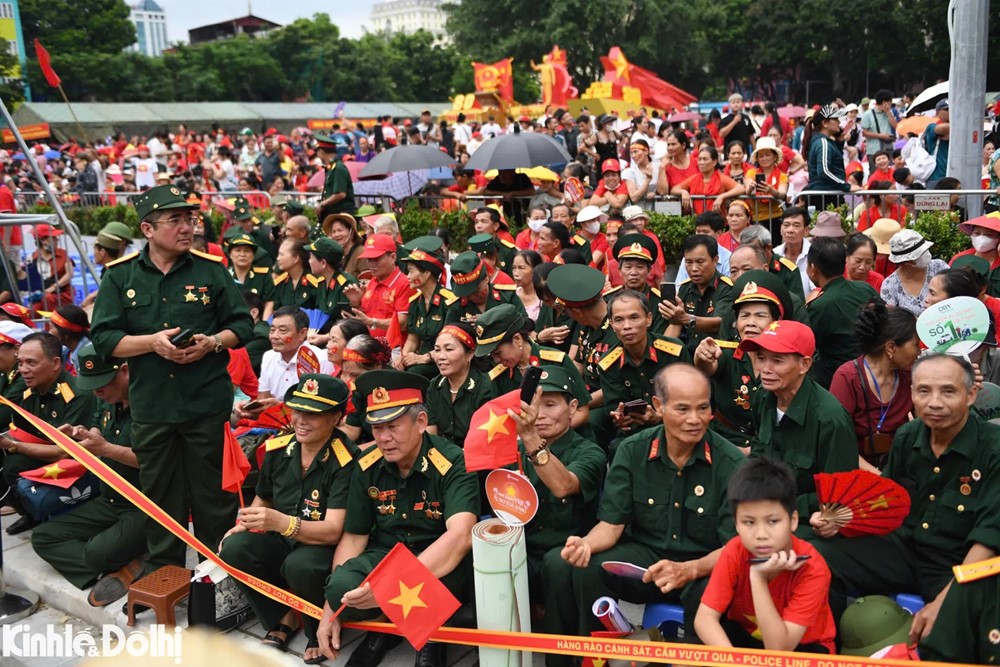 Hình ảnh 4 Bất chấp mưa gió, biển người xếp hàng, sẵn sàng thức xuyên đêm chờ tổng duyệt diễu binh, diễu hành A80 - ảnh 4