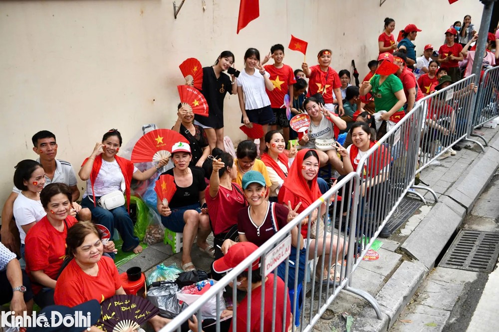 Hình ảnh 3 Bất chấp mưa gió, biển người xếp hàng, sẵn sàng thức xuyên đêm chờ tổng duyệt diễu binh, diễu hành A80 - ảnh 3