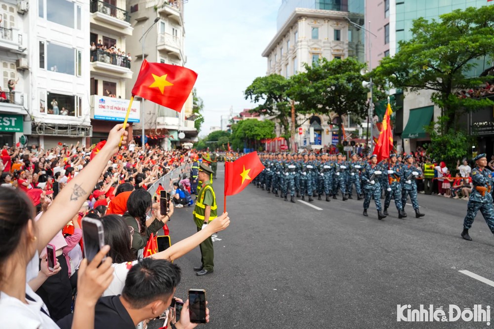 Trong vòng tay Nhân dân, đoàn quân tiến bước - ảnh 9