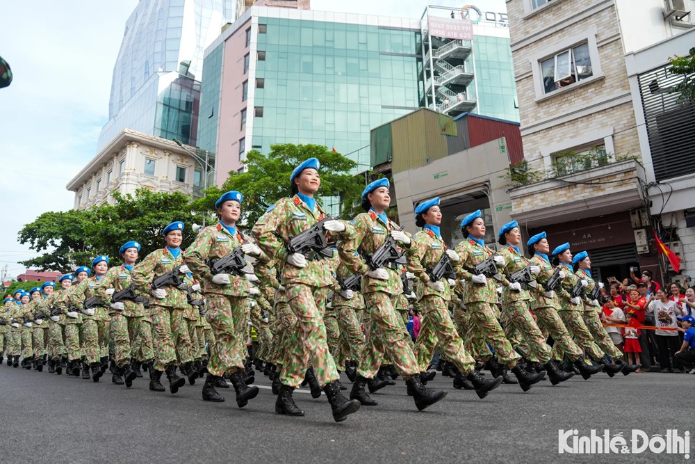Trong vòng tay Nhân dân, đoàn quân tiến bước - ảnh 11