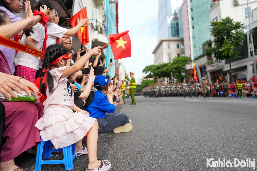 Trong vòng tay Nhân dân, đoàn quân tiến bước - ảnh 12