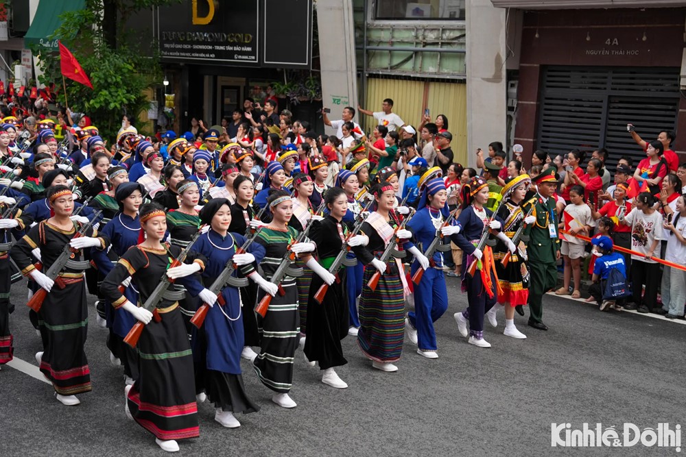 Trong vòng tay Nhân dân, đoàn quân tiến bước - ảnh 16