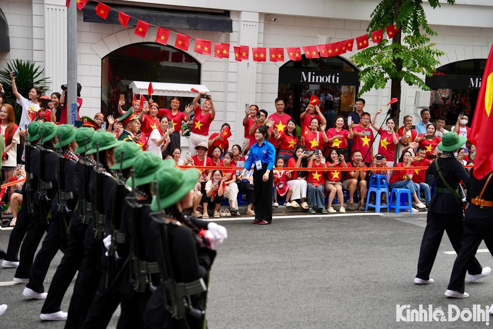 Trong vòng tay Nhân dân, đoàn quân tiến bước - ảnh 17