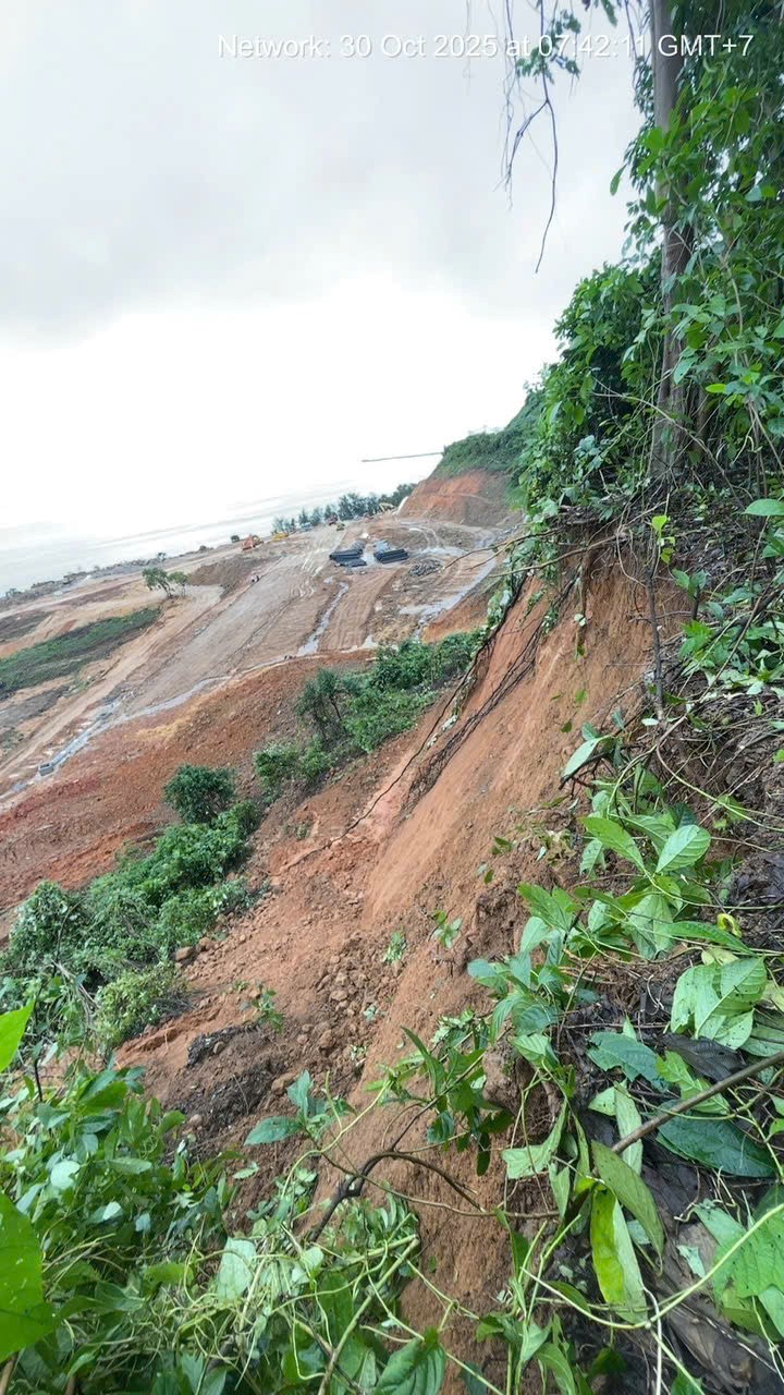 Sạt lở tại khu vực đường sắt qua Dự án Làng Vân, Bộ Xây dựng yêu cầu xử lý khẩn - ảnh 3