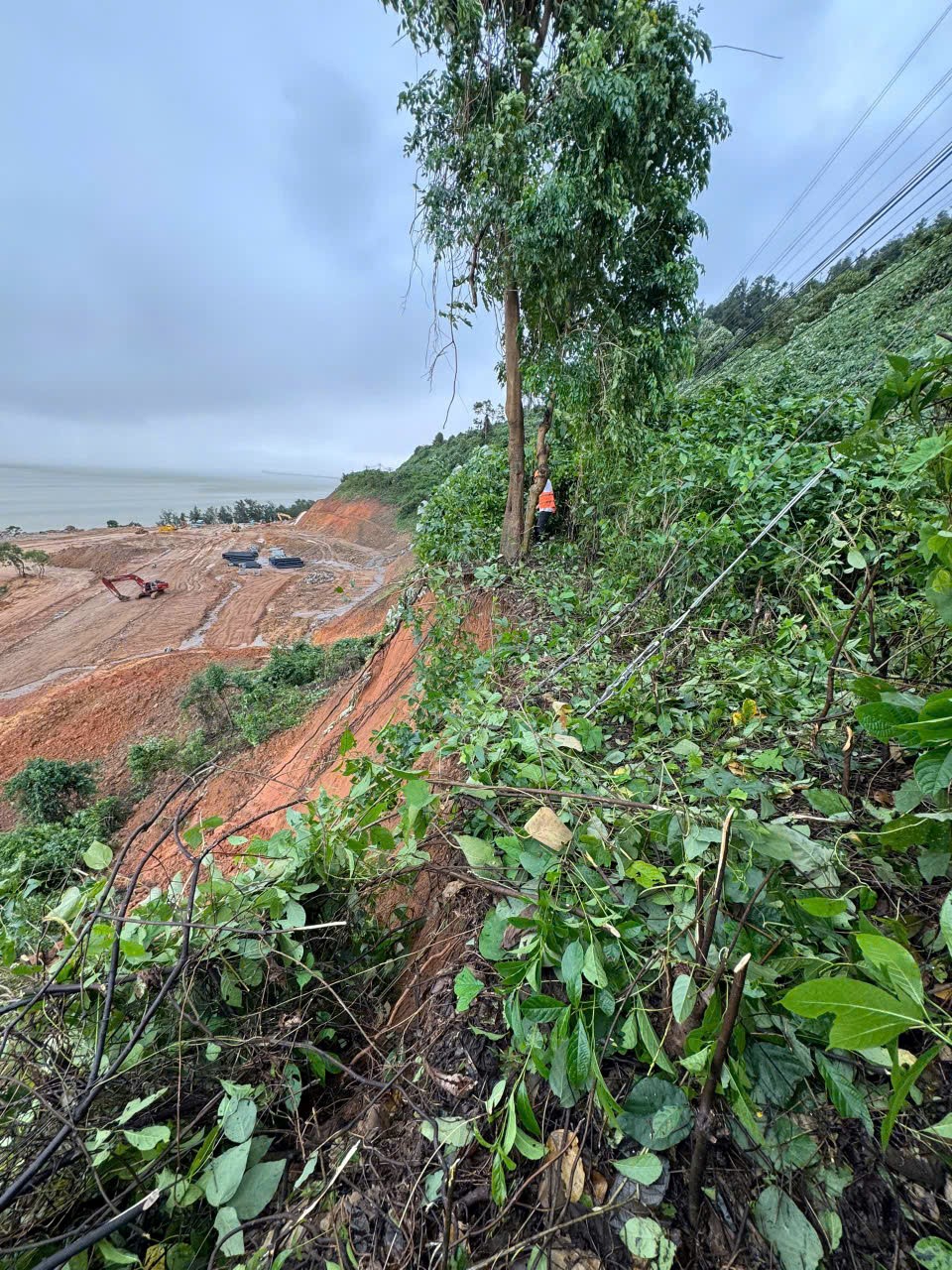 Sạt lở tại khu vực đường sắt qua Dự án Làng Vân, Bộ Xây dựng yêu cầu xử lý khẩn - ảnh 1