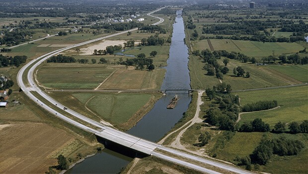 Siêu dự án kênh đào dài 584km: Huy động 50.000 công nhân, dùng công cụ thô sơ 'tự chế', phải san phẳng rừng bằng ‘sức người’ - ảnh 3