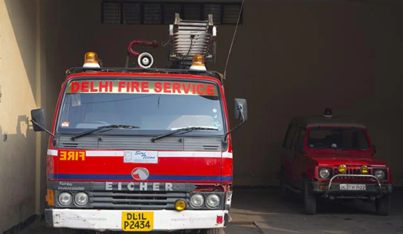 Sập mái nhà làm hỏng đường ống gas, cháy lớn lan rộng, cả gia đình 6 người mắc kẹt: Hàng xóm vội vàng đến cứu, huy động khẩn cấp cứu hỏa, cứu hộ  - ảnh 2