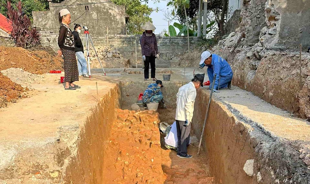 Đào móng làm nhà, hộ gia đình vô tình phát hiện bờ đất nghi là tường thành Hoa Lư - ảnh 2